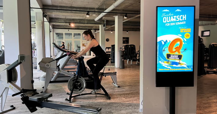 Digital_Screen_Fitnessstudio_Sportpark_Triftal_QuatschComedyClub
