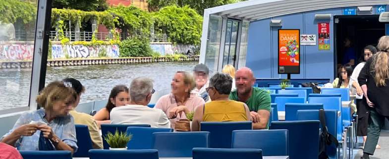 Digital_Screen_auf_Schiff_Berlin_sagt_danke Digitaler Screen mit Werbung auf dem überdachten Deck eines Ausflugsschiffs.