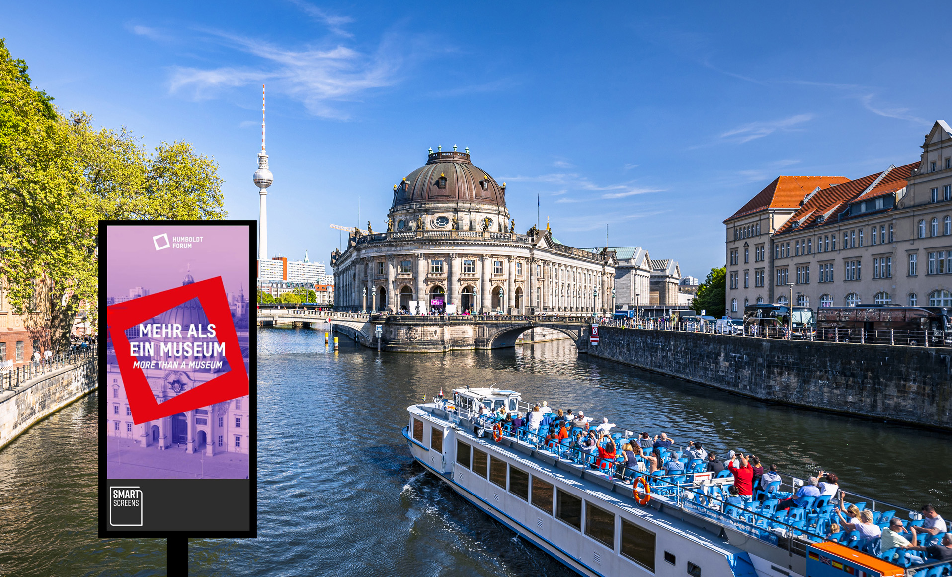Ausflugsschiff auf der Spree in Berlin mit eingeblendeter digitaler Werbefläche, als Beispiel für mobile DOOH-Werbung auf Schiffen.