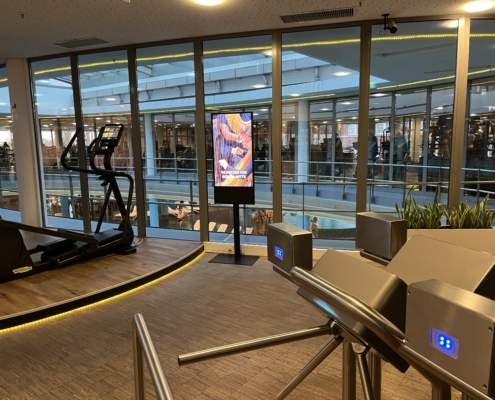 DINAMIX Digital Screen im Fitnessstudio im Eingangsbereich mit Geräten