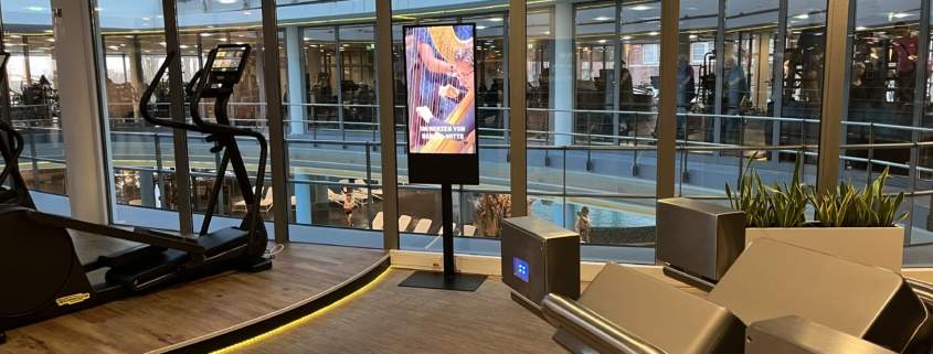 DINAMIX Digital Screen im Fitnessstudio im Eingangsbereich mit Geräten