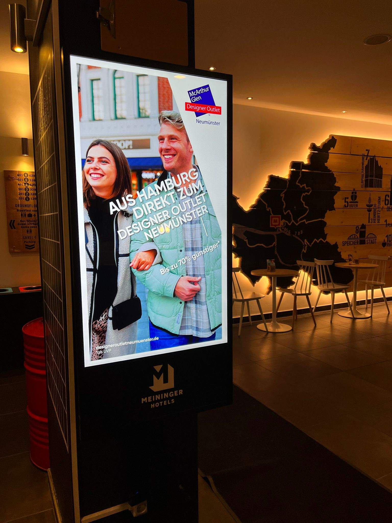 Digitaler Werbescreen in der Lobby eines Hamburger Hotels.
